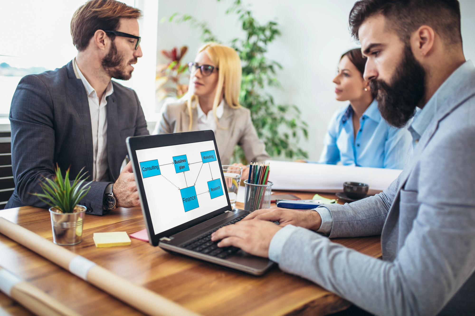 Mesa con profesionales financieros reunidos