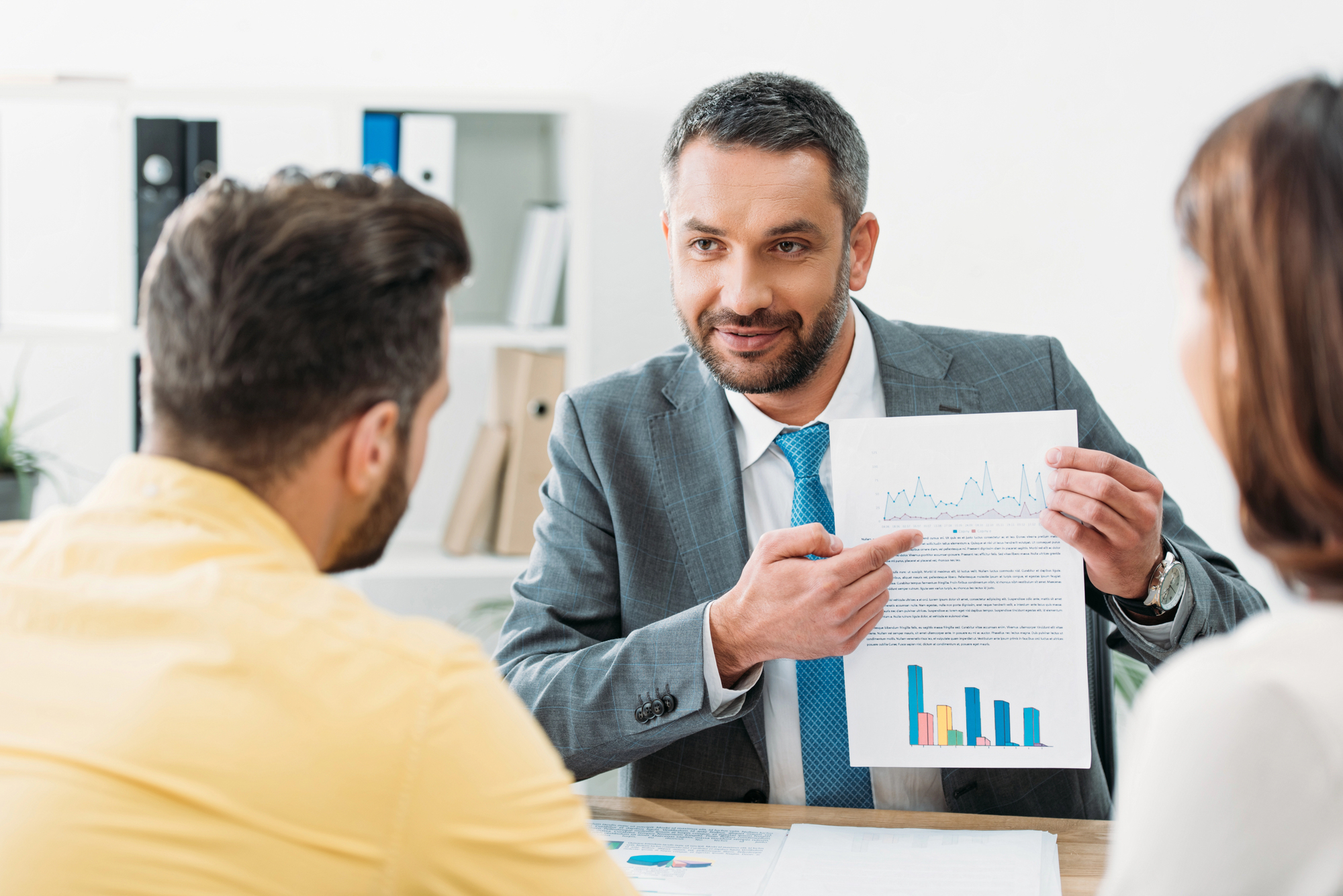 Asesor financiero hablando con su cliente